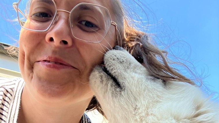 Marine et Yuki, son chien