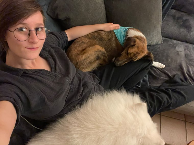 Pauline sur un canapé, entourée de ses deux chiens